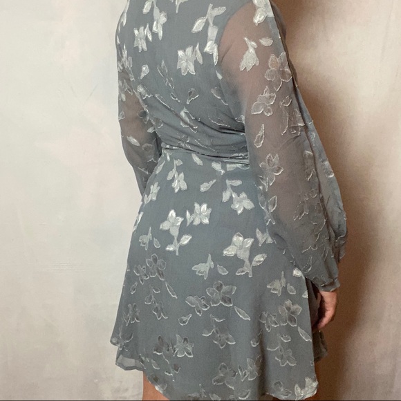 ASTR THE LABEL BLUE FLORAL OPEN SLEEVE WRAP DRESS - Picture 5 of 6